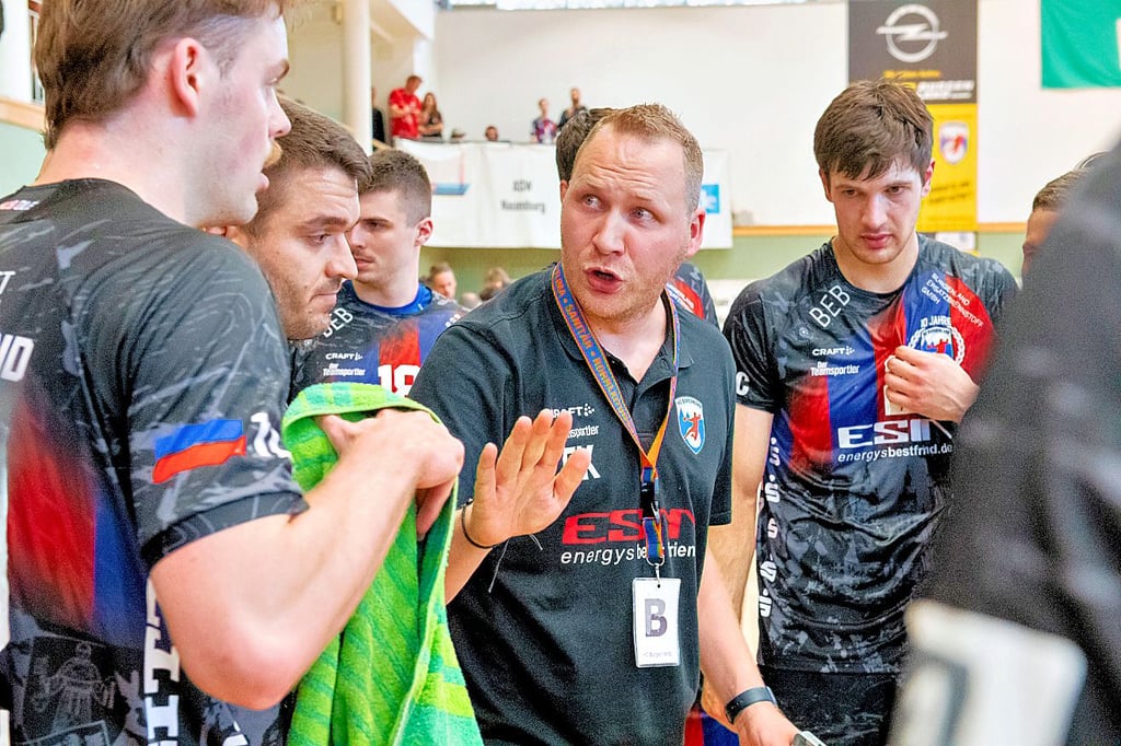 Wohin führt der Weg des Teams von Kapitän Marcel Popa (v.r.) und Trainer Fabian Kunze? In der Abstiegsrelegation der 3. Liga trifft der HCB am 17. und 25. Mai auf den SV Plauen-Oberlosa.