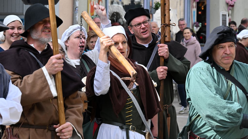 Historische Darstellungen (wie hier in Mühlhausen) gehören wie Ausstellungen, Konzerte und Tagungen zum Gedenkjahr "500 Jahre Bauernkrieg und Thomas Müntzer".