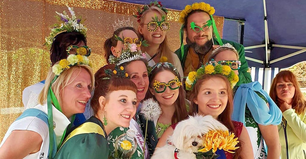 Hannah ist hier in Lauscha auf dem Gruppenfoto in der Box mit ihrem kleinen Hund zu sehen.