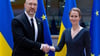 Symbolisch am Europatag reiste die EU-Außenbeauftragte Kaja Kallas (r) in Begleitung von Außenministern der EU-Staaten ins westukrainische Lwiw (Lemberg) unter anderem zu Gesprächen mit dem ukrainischen Regierungschef Denys Schmyhal (l) (Archivbild)