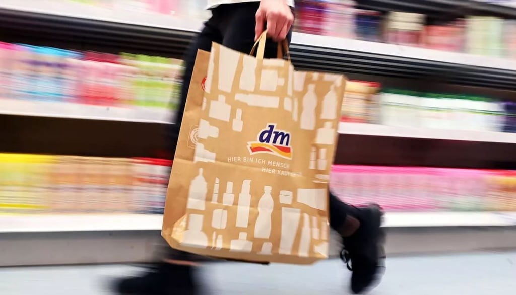 Eine Kundin ist bei DM in Halle bestohlen worden.