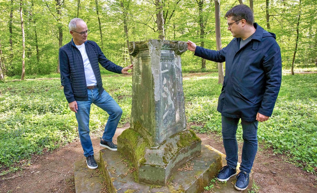 Reik Rupietta vom Förderverein des Georgengartens (r.) und Uwe Hoyer von der Heise-Stiftung begutachten den Widderkopfaltar.