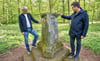 Reik Rupietta vom Förderverein des Georgengartens (r.) und Uwe Hoyer von der Heise-Stiftung begutachten den  Widderkopfaltar.