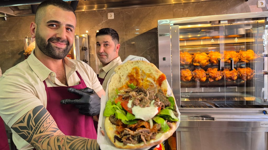 Die Brüder Umut Atalay (links) und Mehmet Nuri Demir betreiben das neu eröffnete Bistro "Steak Döner" in Stendal.