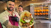Die Brüder Umut Atalay (links) und Mehmet Nuri Demir betreiben das neu eröffnete Bistro "Steak Döner" in Stendal.