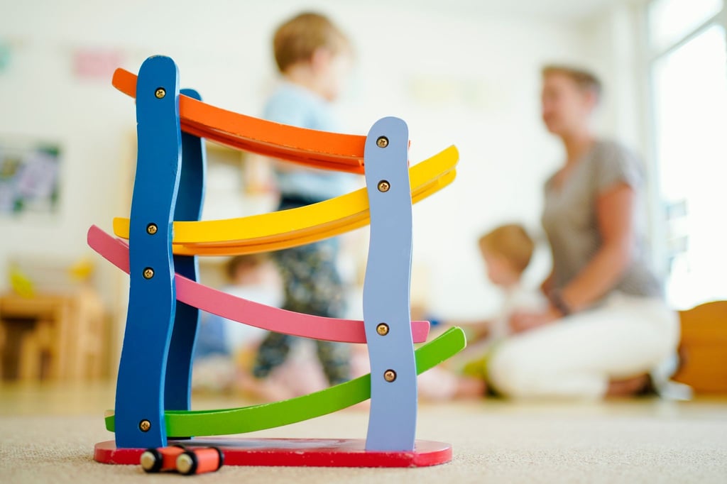 Wer selbstständig als Tagesmutter oder Erzieher arbeitet, muss Beiträge in die gesetzliche Rentenversicherung einzahlen.
