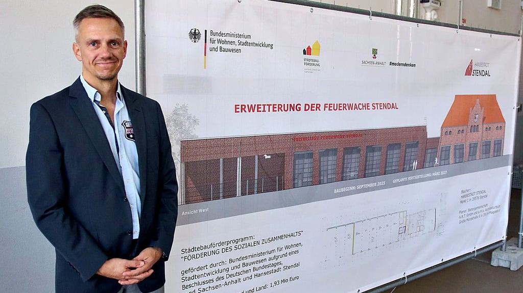 Stendals Bauchef Stefan Pooch zeigt, wie der Erweiterungsbau der Stendaler Feuerwache aussehen soll.