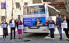 Jasmin Pechmann, Hartmut Handschak, Christina Kleinert, Anja Schröder, Patrick Hoffmann und Nancy Schönfelder posieren vor dem gestalteten OBS-Bus. 