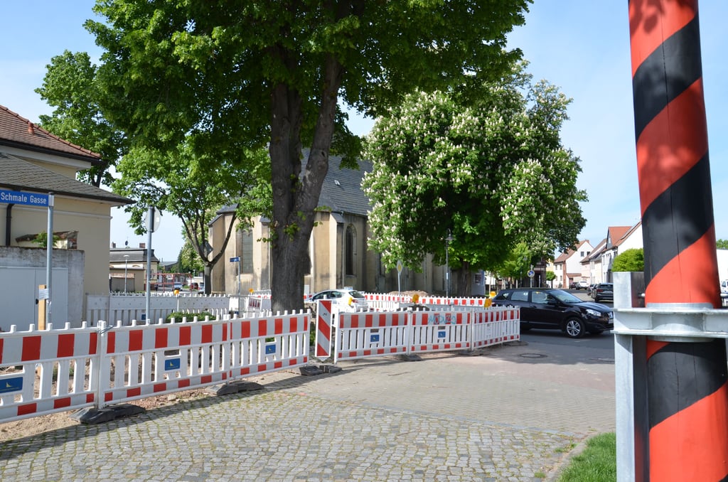 Gegenwärtig wird in Güsten massiv an neuen Mittelspannungsleitungen gearbeitet. Eine Baustelle gibt's unmittelbar am Maibaum.