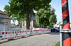Gegenwärtig wird in Güsten massiv an neuen Mittelspannungsleitungen gearbeitet. Eine Baustelle gibt's unmittelbar am Maibaum.