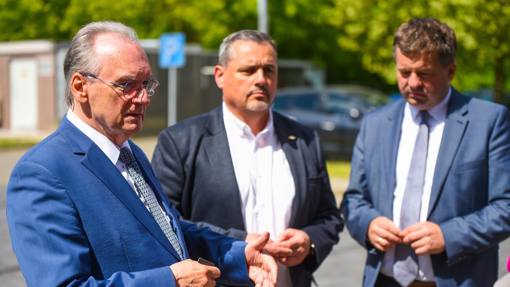 Ministerpräsident Reiner Haseloff, Dieter Macke, Betriebsratsvorsitzende von Dow, und Wirtschaftsminister Sven Schulze (v.l.) im MZ-Gespräch