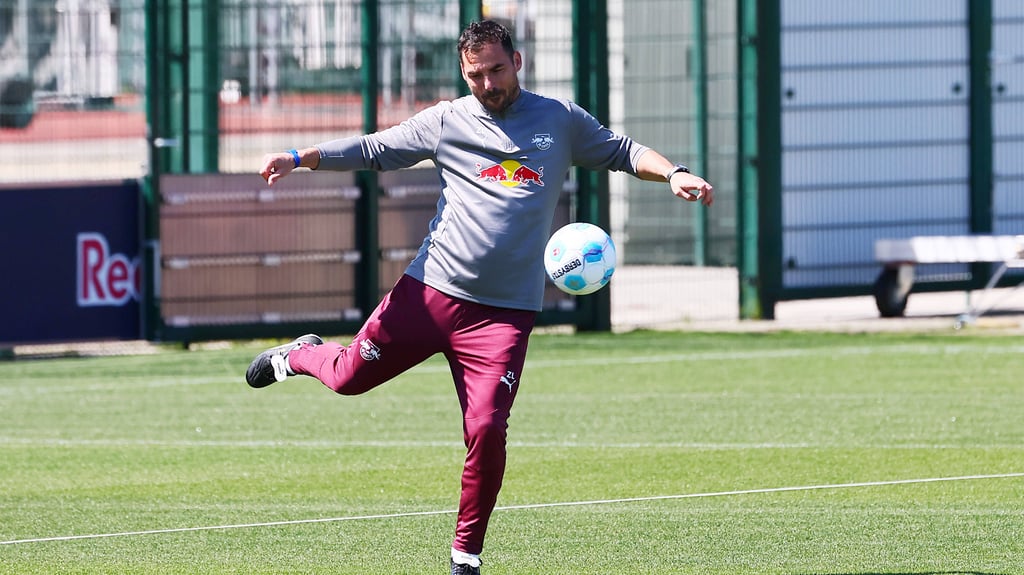 Kick it! Zsolt Löw kanns auch selbst noch am Ball.
