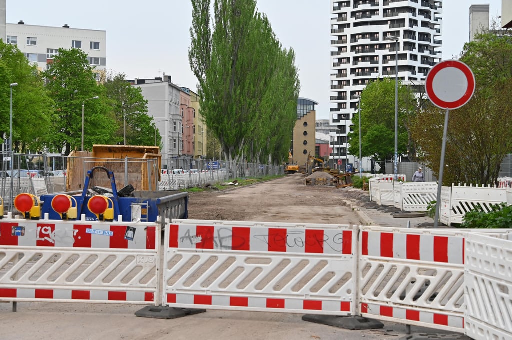 Wo große Baustellen sind, wie hier an der Erzbergerstraße in Magdeburg, gibt es oft kein Durchkommen für Menschen mit Behinderung.