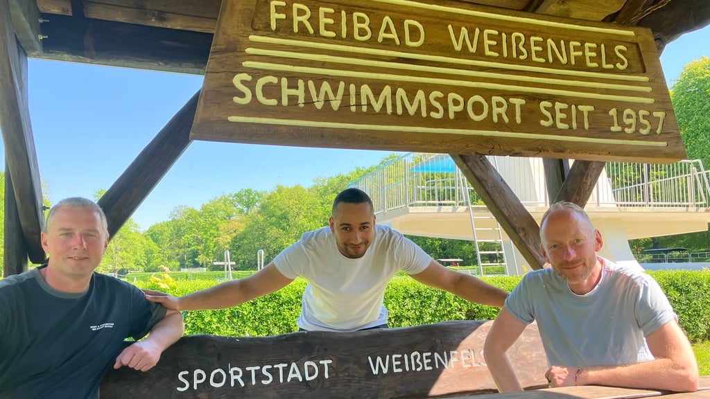 Freuen sich auf die neue Saison: Christian Buschhardt, Leiter Bäderbetrieb, Serge Musengeshi, Leiter des Sport- und Freizeitbetriebes und Gastronom Heiko Frischleder (von links).