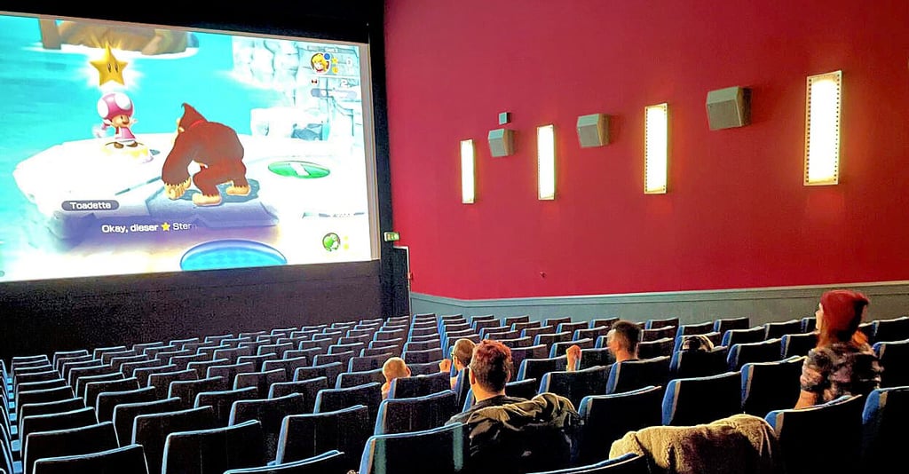 Mit der eigenen Konsole zocken. Das macht Cinegaming möglich.