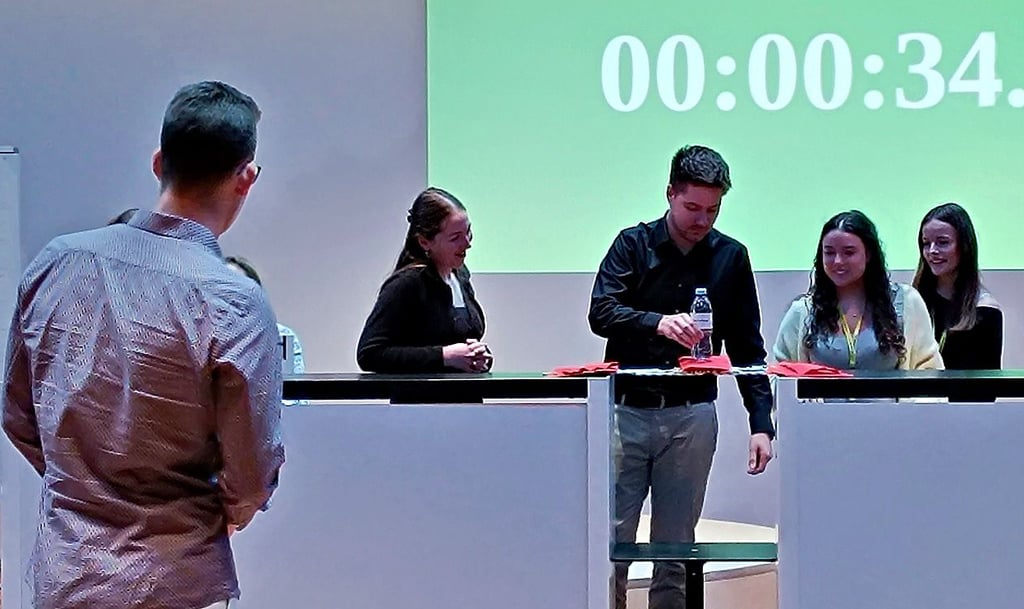 Teambildend: Johann Kapser positioniert eine Flasche auf einer mit einem anderen Team gebauten Brücke.