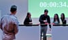 Teambildend: Johann Kapser positioniert eine Flasche auf einer mit einem anderen Team gebauten Brücke. 