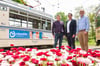 35 Jahre Naumburger Lebenshilfe:  Hartmut Dorsch (v.l.), David Strauß und Marco Henschler freuen sich über die neue Werbung an der  Straßenbahn samt dem neuen Slogan „Genau mein Ding“.