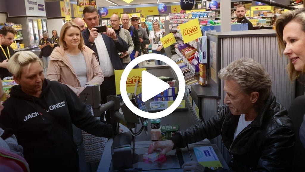 Glückliche Kunden und ein Einsatz für den guten Zweck: Rockstar Peter Maffay sitzt an der Supermarktkasse im Netto am Hubertusplatz. Damit wirbt er für Spenden zugunsten der Peter-Maffay-Stiftung und deren Tabaluga-Häuser, die jährlich 2.000 benachteiligte Kinder und Jugendliche unterstützen.
