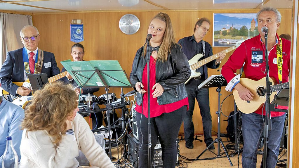 Die Band „Schmerzlos“ während eines Auftritts bei den Feierlichkeiten zu 30 Jahre Rotary Club Jerichower Land vor zwei Jahren.