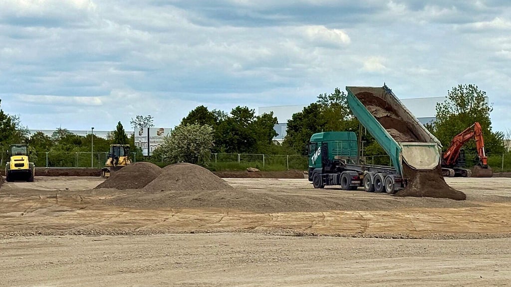 Auf dem Baufeld von Refood in Großzöberitz wird der Baugrund vorbereitet.