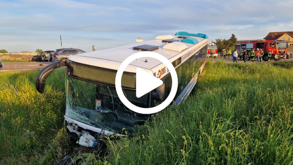 Der Bus krachte nach dem Crash in den Graben. Bei dem Unfall wurden zwei Menschen verletzt.