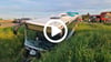 Der Bus krachte nach dem Crash in den Graben. Bei dem Unfall wurden zwei Menschen verletzt.