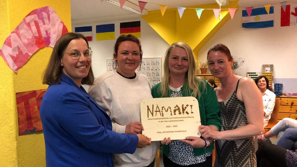 Die Plakette, die Projektmitarbeiterin Antje Grimmecke (v. l.) an die Kita-Mitarbeiterinnen Franziska Reichert, Kathleen Winkler und Juliane Fricke übergeben hat, ist sichtbares Zeichen dafür: Das Christliche Kinderhaus Quedlinburg hat am "Namaki"-Projekt teilgenommen.