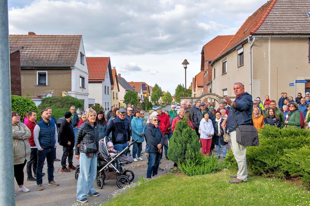 Holger Bergmann zeigt in Richtung Flemminger Friedhof und bereichert den Dorfspaziergang mit seinem historischen Wissen.
