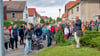 Holger Bergmann zeigt in Richtung Flemminger Friedhof und bereichert den Dorfspaziergang mit seinem historischen Wissen.