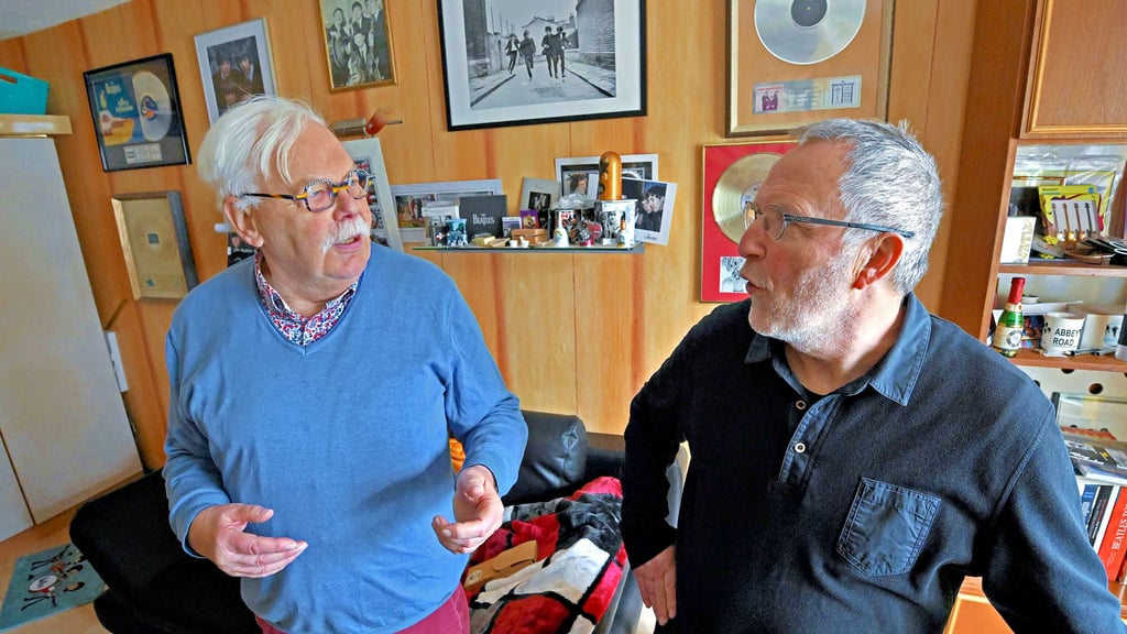 Die Gründer des Ascherslebener Beatles-Stammtisches Andreas Knoche (links) und Erwin Leuschner im Gespräch.