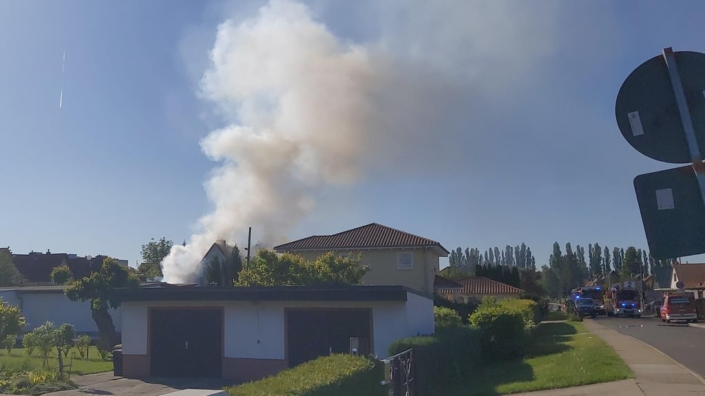 Vollsperrung im Loitscher Weg: Die Feuerwehr ist in Magdeburg im Einsatz.