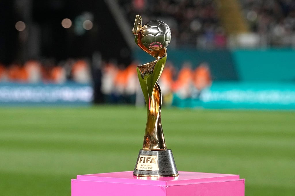 Künftig spielen mehr Teams um diese Trophäe.