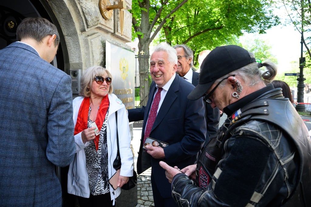 Der ehemalige DDR-Staatschef Egon Krenz kommt zu einem Empfang in der russischen Botschaft.