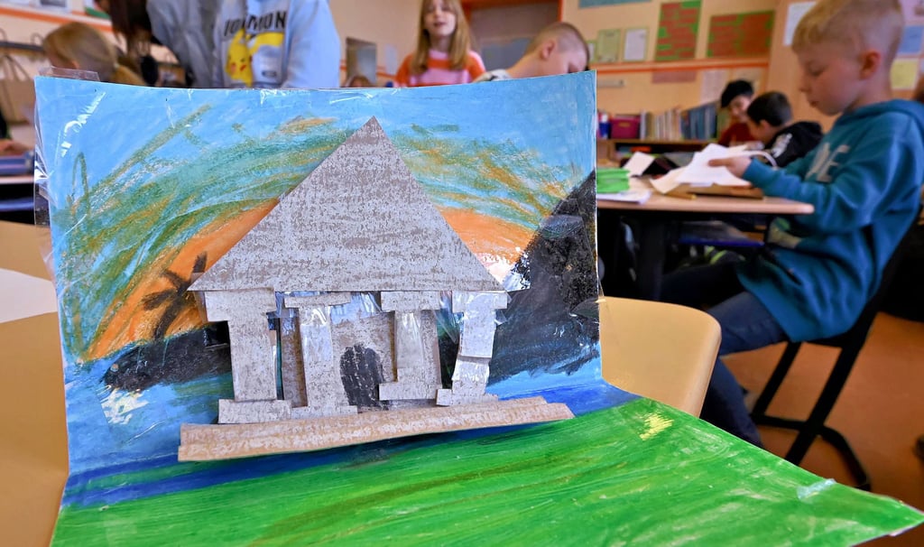Kunstwerke schmücken die Schule: Griechische Baukunst aus Pappe und Papier.