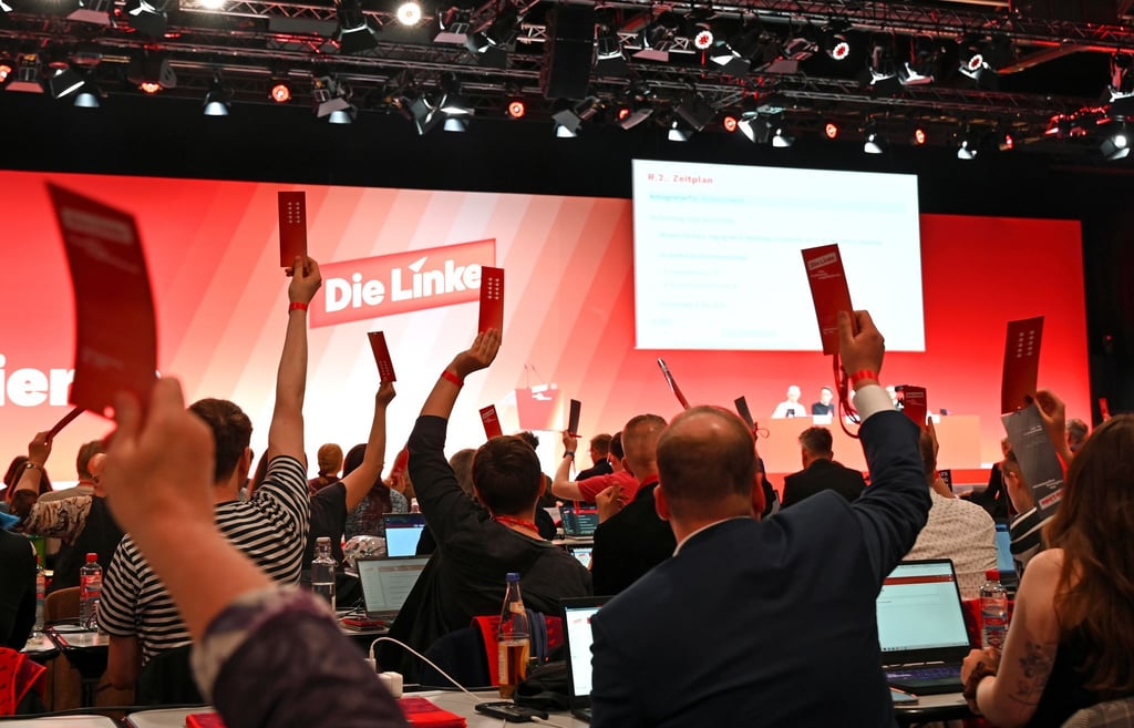 Die Linke beschließt offiziell eine Mandatszeitbegrenzung auf drei Wahlperioden im Bundestag.