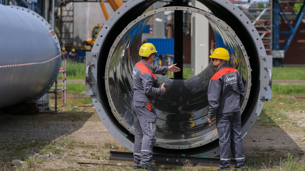 Zwei Mitarbeiter von Domo Chemicals bereiten während des turnusmäßigen Turnarounds den Einbau eines neuen Kamins vor.