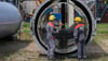 Zwei Mitarbeiter von Domo Chemicals bereiten während des turnusmäßigen Turnarounds den Einbau eines neuen Kamins vor. 