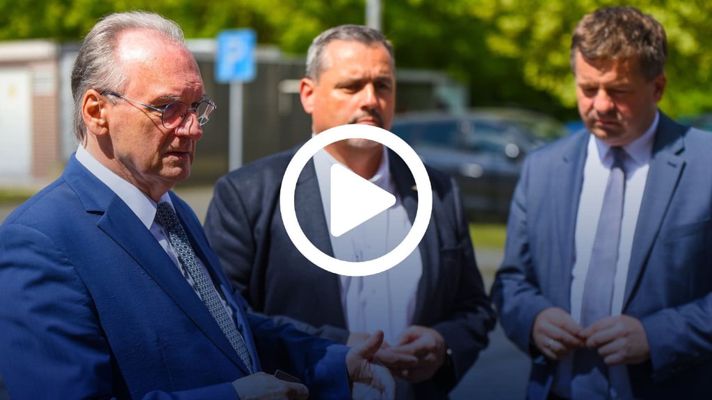 Ministerpräsident Reiner Haseloff, Dieter Macke, Betriebsratsvorsitzende von Dow, und Wirtschaftsminister Sven Schulze (v.l.) im MZ-Gespräch