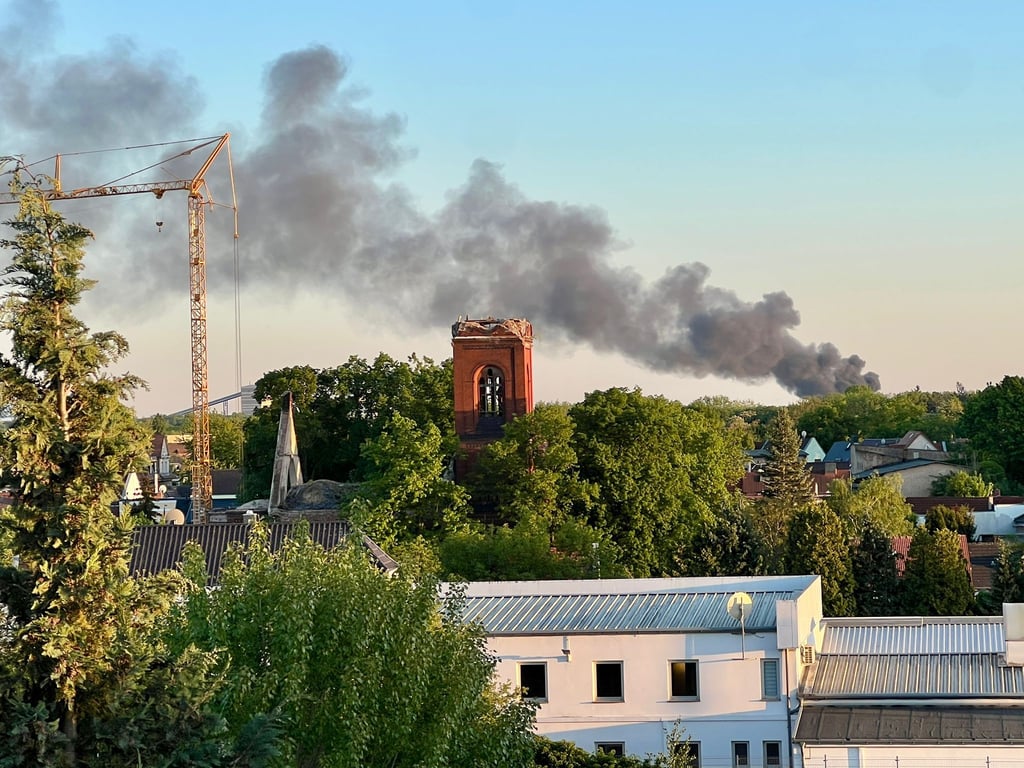 Schon weitem ist die Rauchwolke, die in Richtung Bernburg ziehen soll, zu sehen.