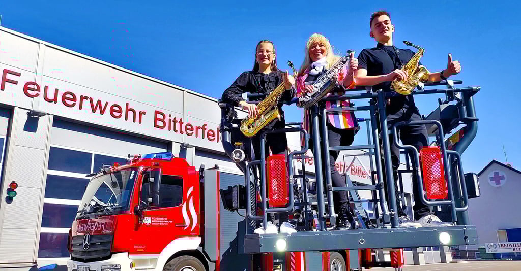 Kathrin Eipert (M.) und das Orchester Sax & Fun begleiten den Tag mit Tönen, die verbinden – und einem klaren Ziel: helfen.