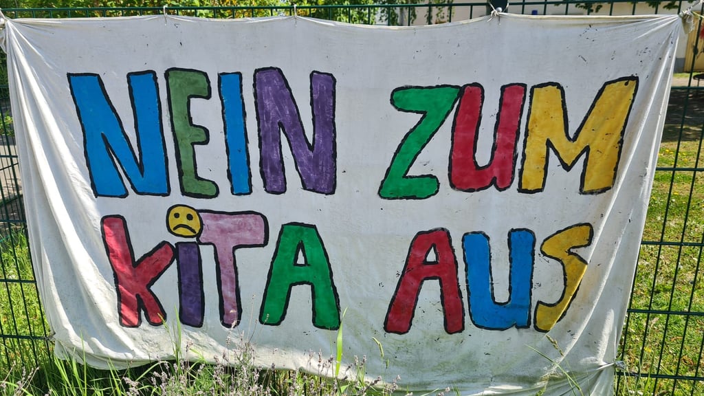 Die Plakate am Kindergarten in Bühne sprechen eine deutliche Sprache angesichts der drohenden Schließung.