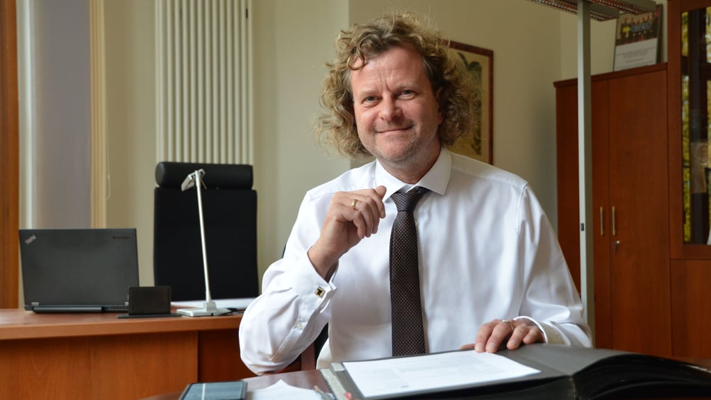 Andreas Dieckmann ist Raumausstattermeister und Architekt.