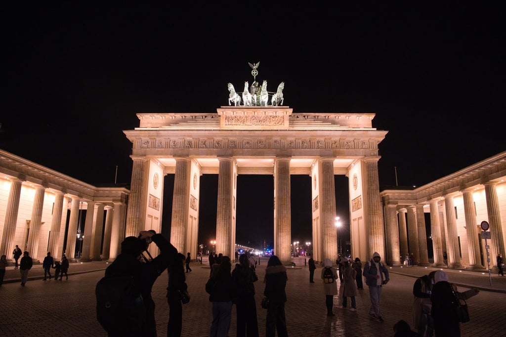 Das Brandenburger Tor soll am Abend in ungewohnten Farben zu sehen sein. (Archivbild)