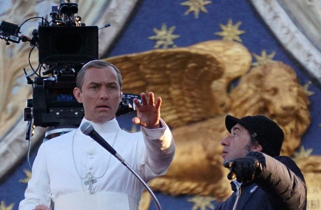 Der Italiener Paolo Sorrentino mit dem Briten Jude Law bei den Dreharbeiten zu „The Young Pope“ Anfang 2016 in Venedig.