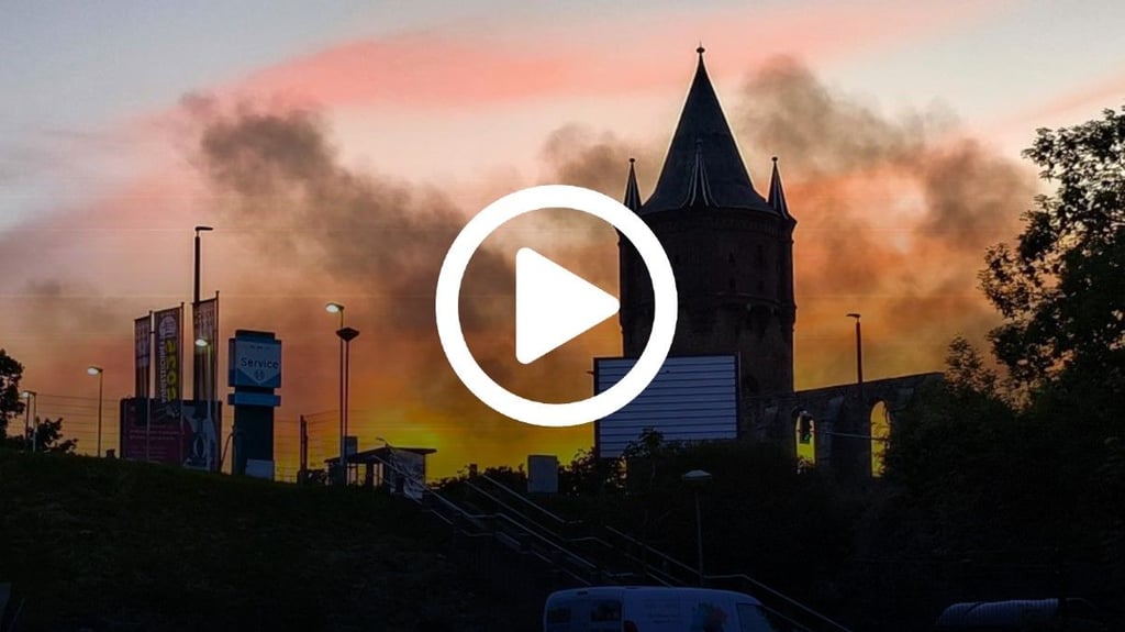 In Merseburg zogen am Donnerstagabend schwarze Rauchwolken in den Himmel. Grund dafür war ein Gebäudebrand.