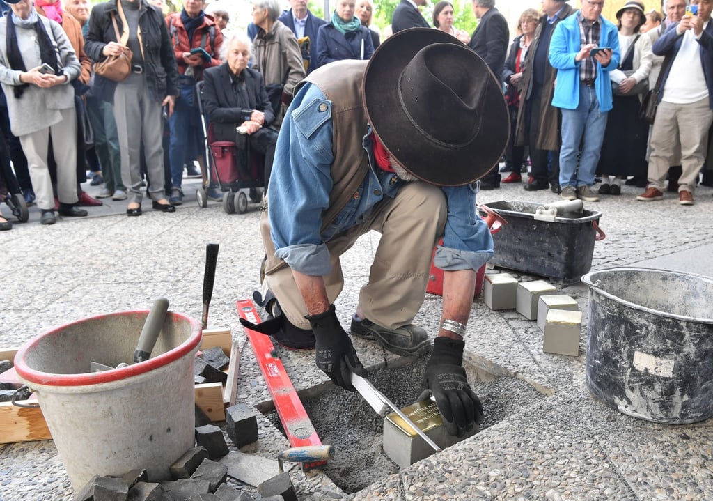 Der Künstler Gunter Demnig verlegt vier Stolpersteine zu Ehren ehemaliger jüdischer Mitglieder der Berliner Philharmoniker.