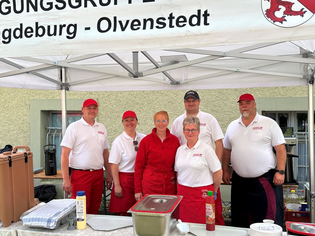 Sie wirbelten im Hintergrund, damit der Feuerwehrnachwuchs sich nach dem Wettstreit ordentlich stärken konnte: die Frauen und Männer der Versorgungsgruppe der Freiwilligen Feuerwehr Olvenstedt.