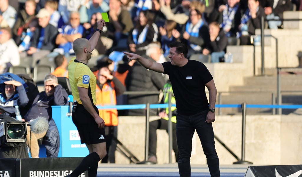 Christian Titz wurde auswärts bei Hertha BSC von Patrick Schwengers verwarnt, da er sich aufregte.