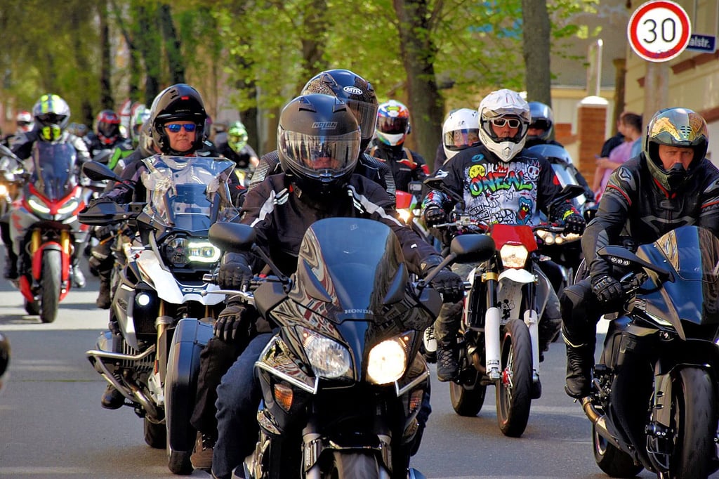 Viele Biker nahmen an der Ausfahrt teil. Unter anderem führte sie durch die August-Bebel-Straße in Zeitz.